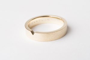 Mannenring geelgoud mat hamerslag bewerkt