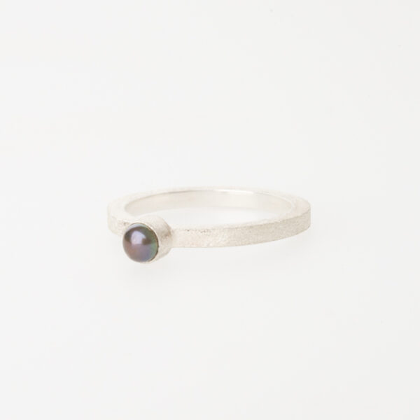 Ring met zwarte bouton parel