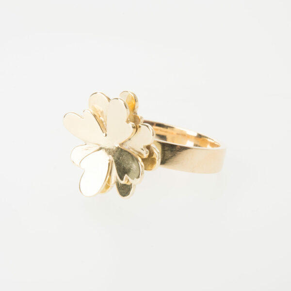 Ring met grote bloem