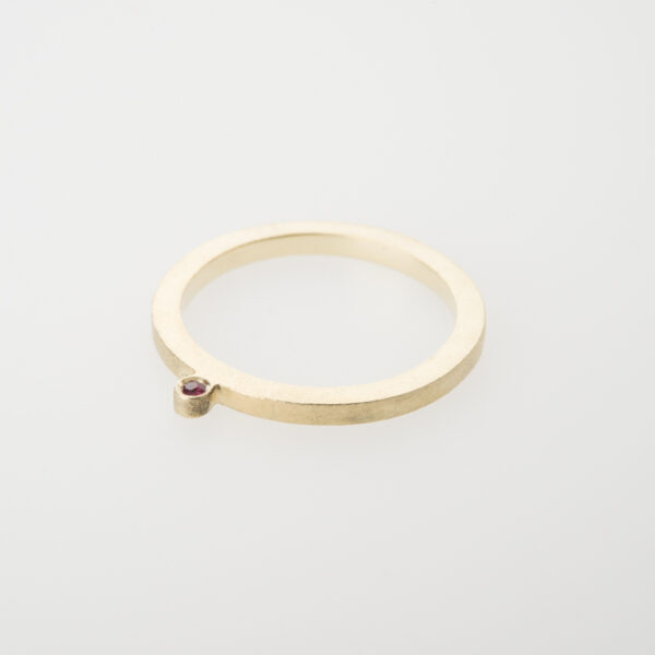 Ring plat met robijn