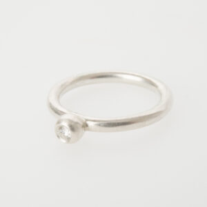 Ring zilver met diamant in grote parelbol
