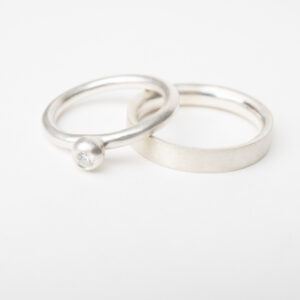 Ring zilver met diamant in grote parelbol